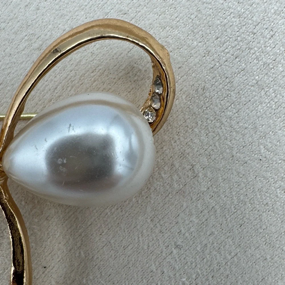 Ecarla Gold Tone Bow Brooch Faux Pearl Teardrop Rhinestone Ribbon Pin VNTG INSPO
